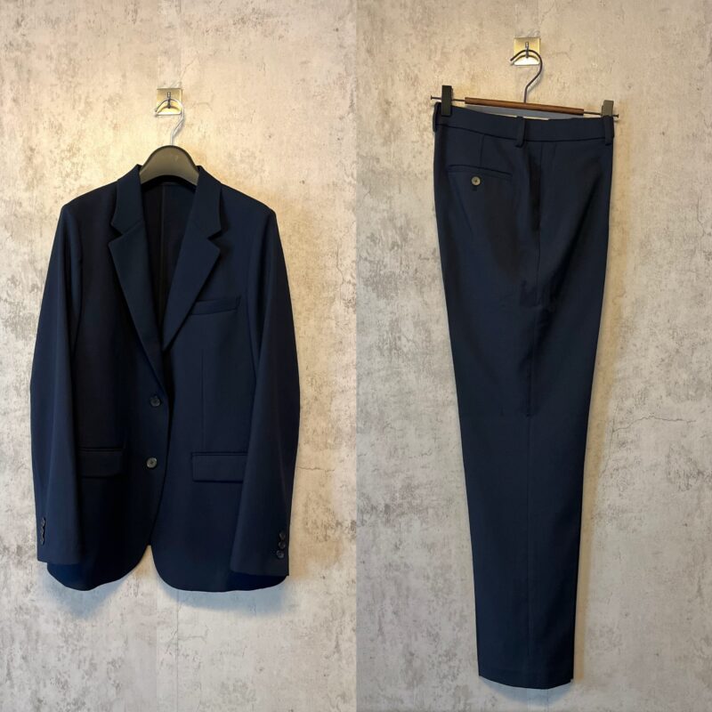 感動ジャケット／カスタムオーダー6,990円、感動スリムパンツ3,990円（共にユニクロ）