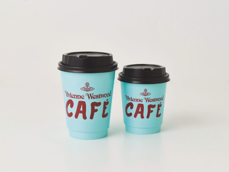 ドリンクカップ。コーヒー、カフエラテ（ともにホット／アイス）のほか、ソフトドリンクなどもラインナップ