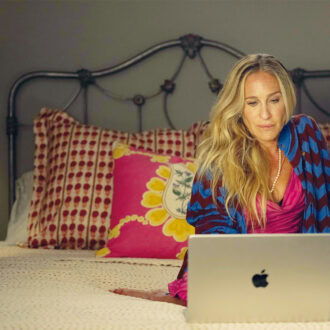 『SATC』でキャリーが着たヴィヴィアンのウエディングドレスは記憶に新しいが、新章でもヴィヴィアンを披露。 AND JUST LIKE THAT... シーズン3 / セックス・アンド・ザ・シティ新章 © 2025 WarnerMedia Direct Asia Pacific, LLC. All rights reserved. HBO Max and related elements are property of Home Box Office, Inc. U-NEXTで独占配信中