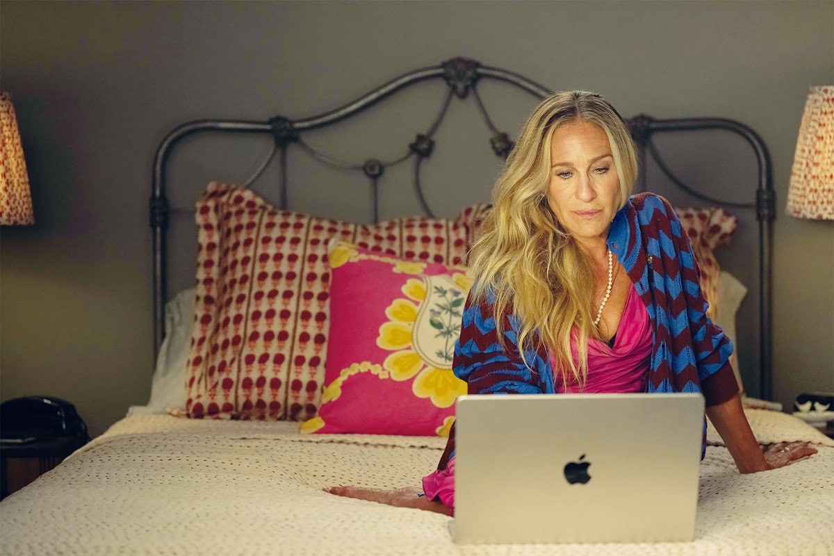 『SATC』でキャリーが着たヴィヴィアンのウエディングドレスは記憶に新しいが、新章でもヴィヴィアンを披露。 AND JUST LIKE THAT... シーズン3 / セックス・アンド・ザ・シティ新章 © 2025 WarnerMedia Direct Asia Pacific, LLC. All rights reserved. HBO Max and related elements are property of Home Box Office, Inc. U-NEXTで独占配信中