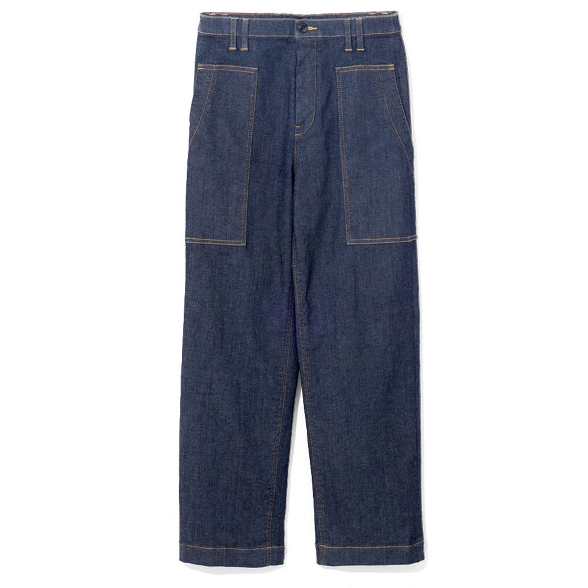 ポケットが縦ラインを強調してすっきりはける。デニムパンツ3万8500円（ZUCCa／エイ・ネット）