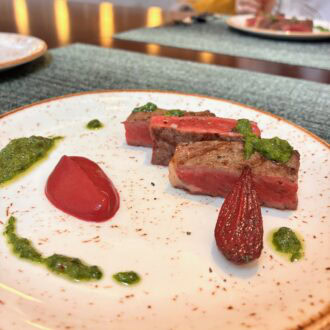 オーストラリア産のサーロインステーキに、ビーツのピューレとチミチュリソースを添えて