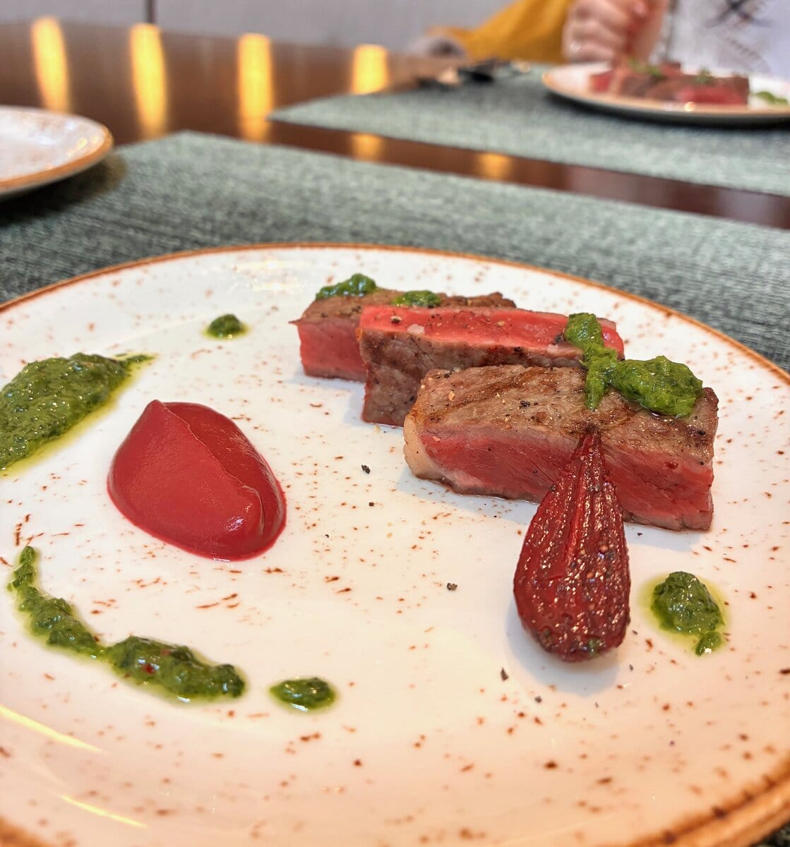 オーストラリア産のサーロインステーキに、ビーツのピューレとチミチュリソースを添えて