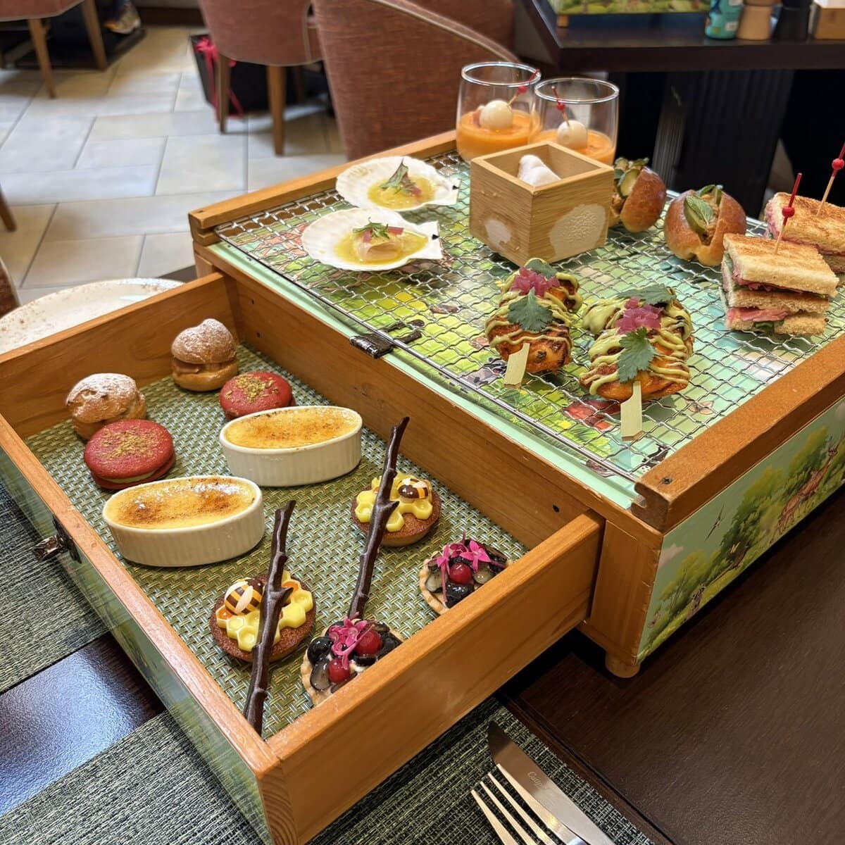 木箱に入ったセイボリーとスイーツ