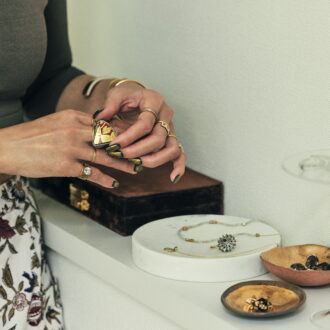 ジュエリーコーナーには、能登半島地震で破損した錦山窯の九谷焼の陶片を用いたコラボジュエリーが。