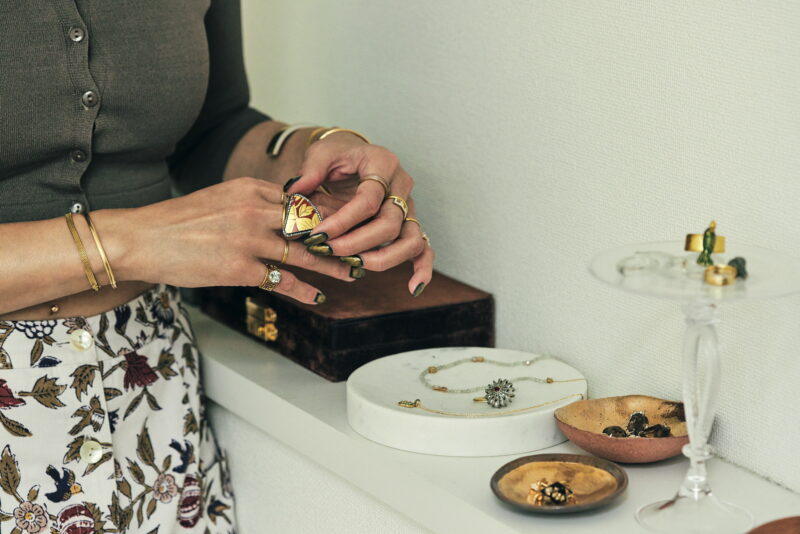 ジュエリーコーナーには、能登半島地震で破損した錦山窯の九谷焼の陶片を用いたコラボジュエリーが。