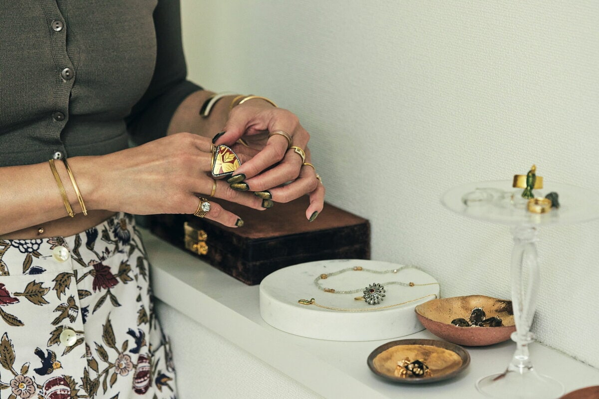 ジュエリーコーナーには、能登半島地震で破損した錦山窯の九谷焼の陶片を用いたコラボジュエリーが。