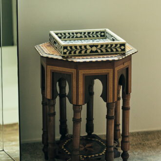 サイドテーブルとマーブルトレイはインドのヴィンテージ。