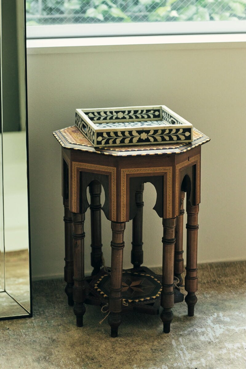 サイドテーブルとマーブルトレイはインドのヴィンテージ。