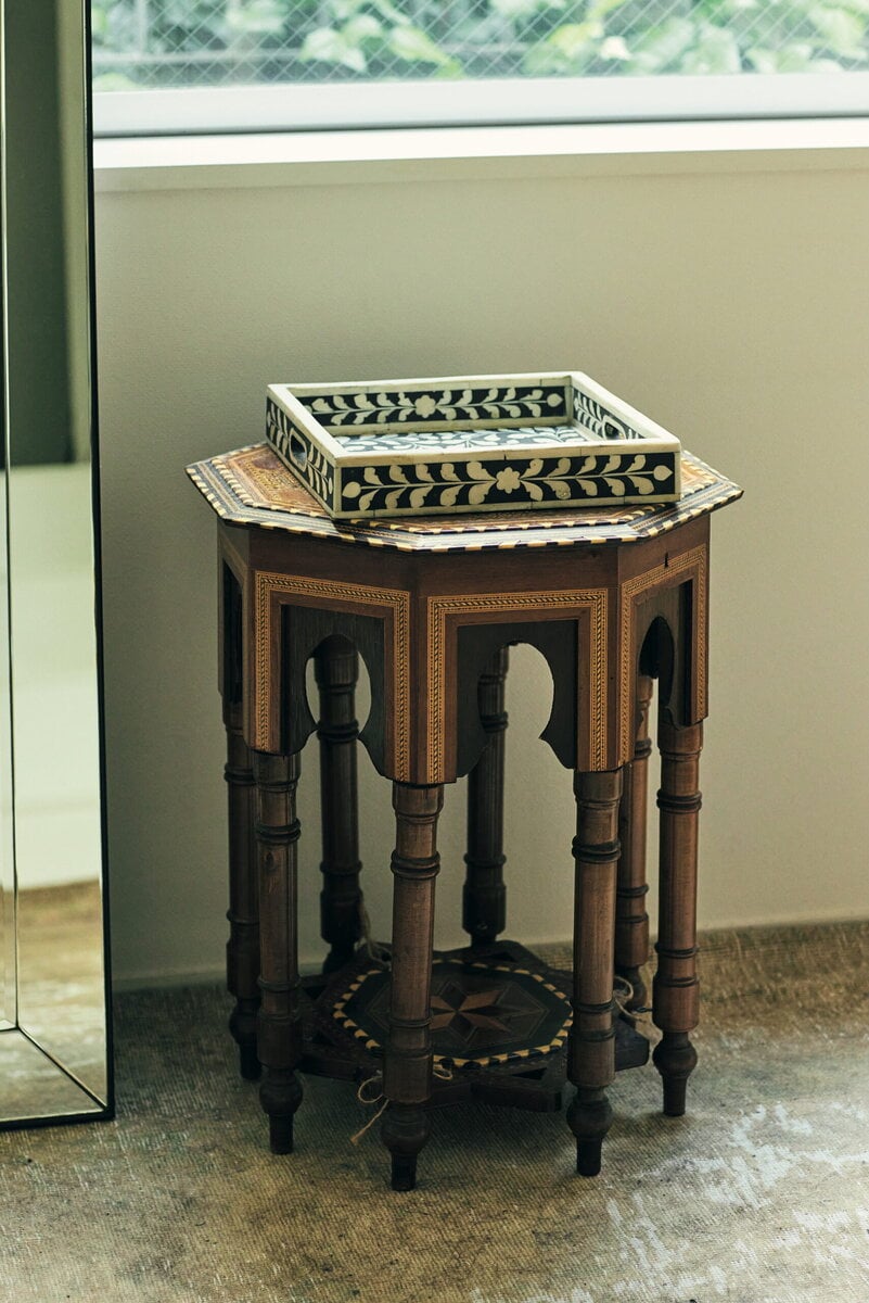 サイドテーブルとマーブルトレイはインドのヴィンテージ。