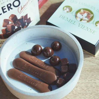 手前：ソリッドチョコ猫ラベル ミルク（デメル）　奥：ゼロ シュガーフリーチョコレート（ロッテ） 「デメルは冷凍してパリパリ食感を楽しみます。罪悪感なく食べられる糖類ゼロのゼロシュガーは、台詞を覚える時のマストアイテム」