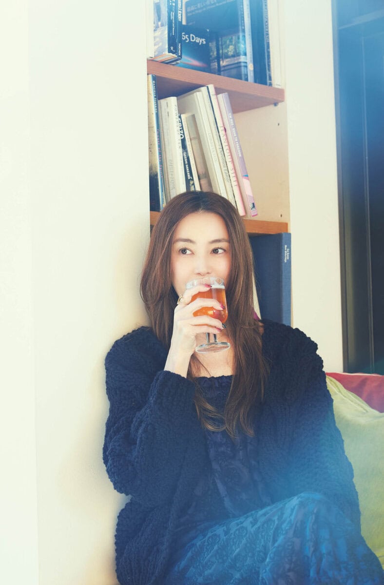 カーディガン2万9700円(アイロニング/アンタイトル) サロペット6万8200円(フミエ タナカ/ドール) ソックス1430円(タビオ) パールネックレス4万700円、ハートネックレス16万5000円(ともにマリハ) リング46万2000円(カジャビジュー)