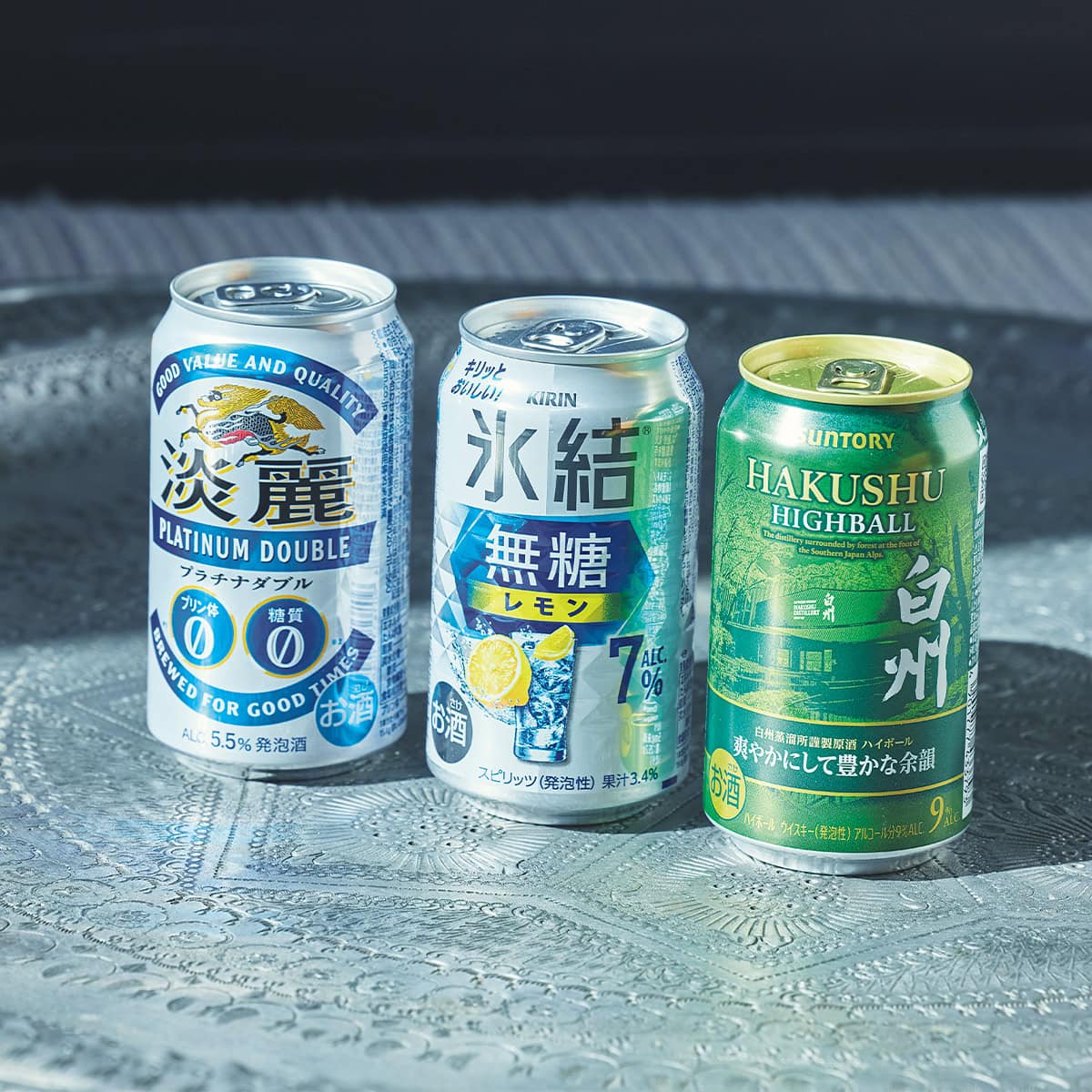 左から：淡麗プラチナダブル、氷結®無糖 レモン（ともにキリン）、プレミアムハイボール 白州（サントリー） 「地方のホテルではコンビニで買える缶が重宝しますね」