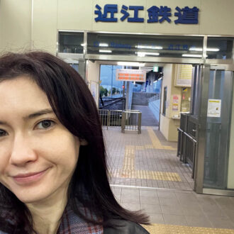 滋賀県の近江鉄道にて。ローカル線ならではの雰囲気にご満悦。