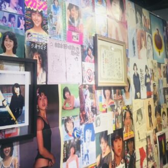 懐かしの誌面が壁一面に