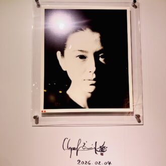 エントランスではポートレートがお出迎え