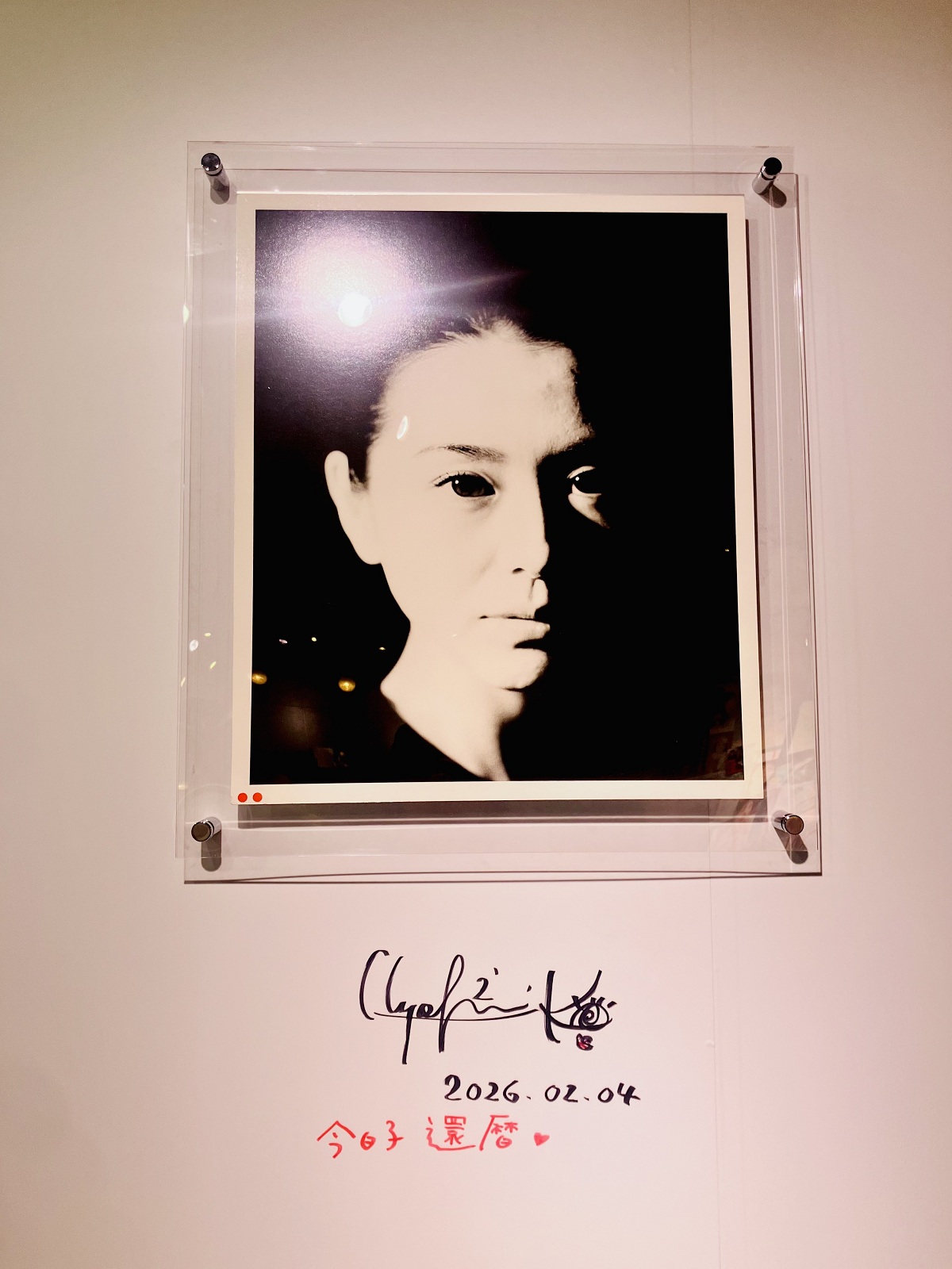 エントランスではポートレートがお出迎え