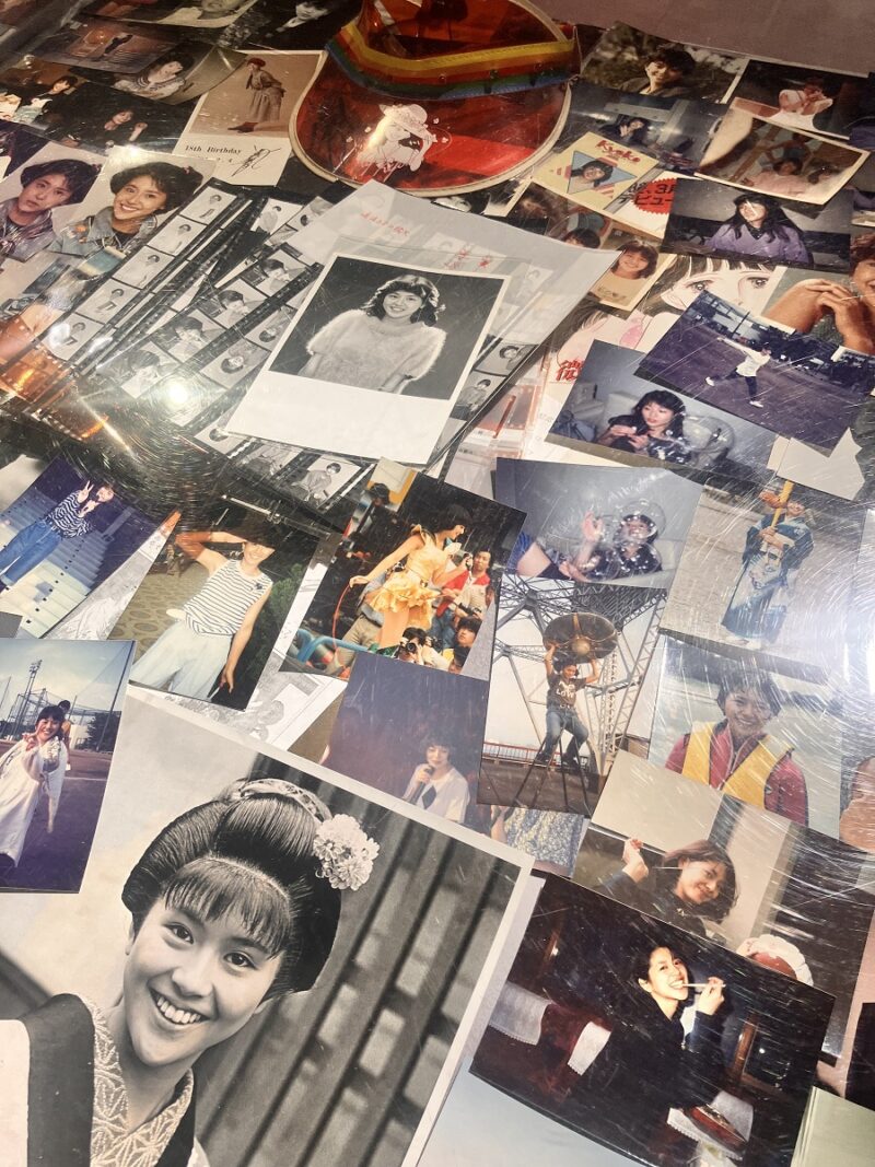 懐かしの写真やグッズが展示