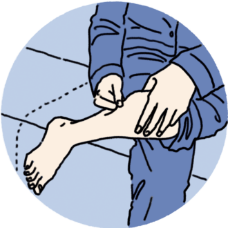 夜のマッサージ。くるぶしから膝に向かい、指で骨の側面に圧をかけながら流す。