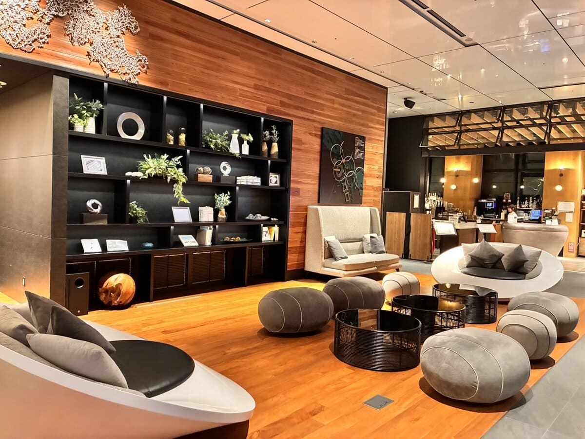 エントランスをハイってすぐ