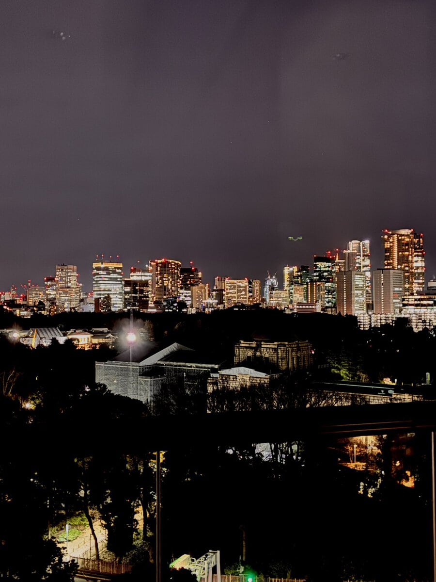 遠くのビルの夜景