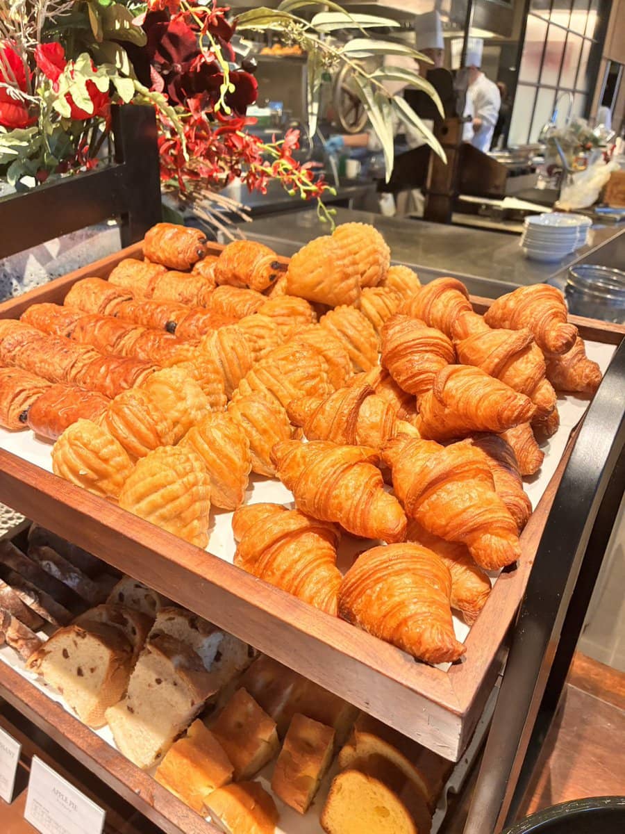 クロワッサン、アップルパイはじめ、多種なパンがずらり