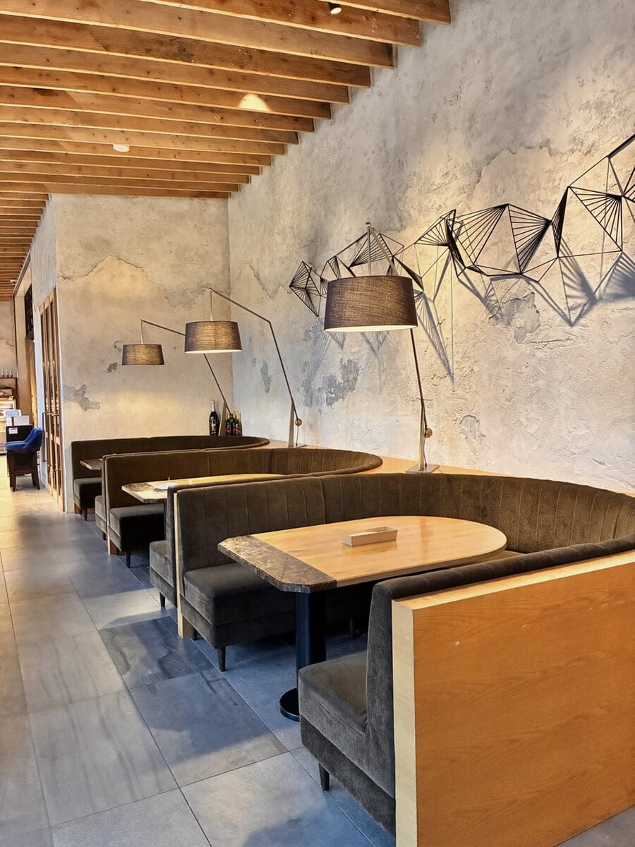 レストランの席もゆったりと