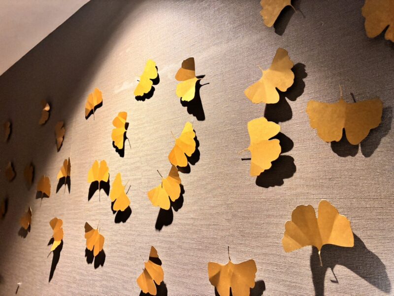 神宮外苑の銀杏並木を思わせるアート