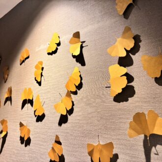 神宮外苑の銀杏並木を思わせるアート