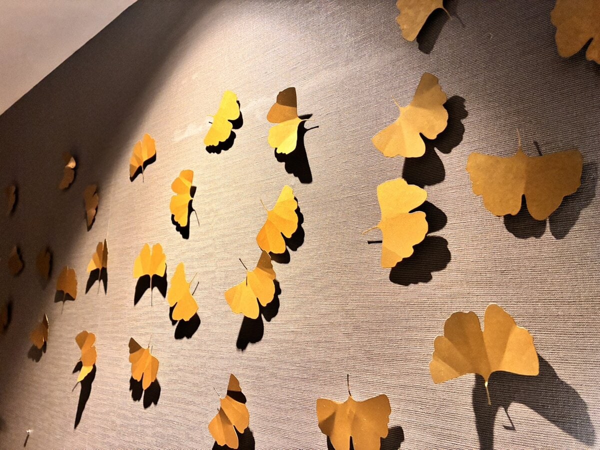 神宮外苑の銀杏並木を思わせるアート