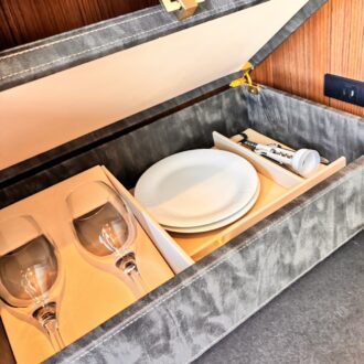 客室には、ワイングラスやカトラリーなども常備