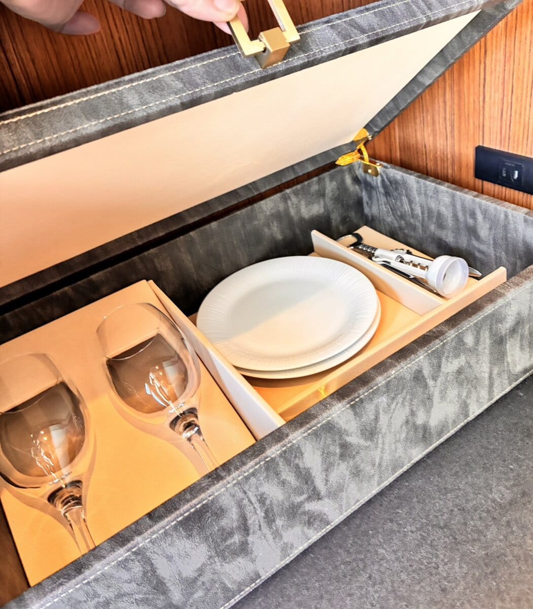 客室には、ワイングラスやカトラリーなども常備