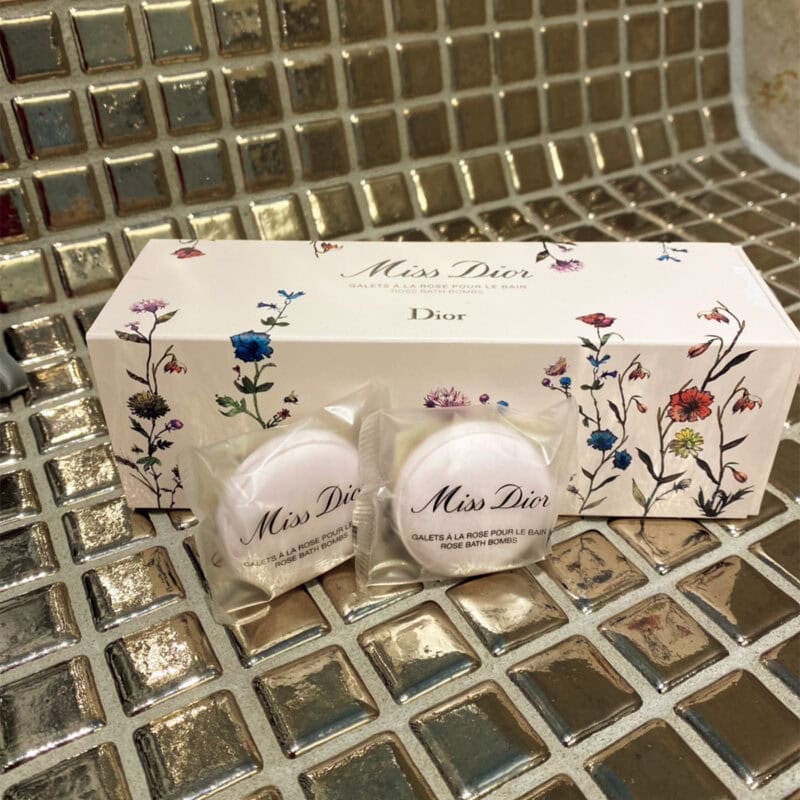 「ローズの香りのバスボム。マカロンのようなフォルムがかわいくて、お湯に入れると発泡してバスルーム中がいい香りに。水素入浴剤と重炭酸入浴剤は効果効能に特化、こちらは優雅な気分にしてくれます」