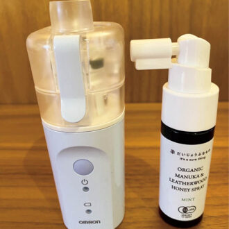 左：超音波式 ネブライザ（オムロン）　右：だいじょうぶなもの オーガニック マヌカ＆レザーウッドハニースプレー（Takaku ra） 「宝塚出身の俳優さんと共演した時に教えてもらい、以来手放せません！」