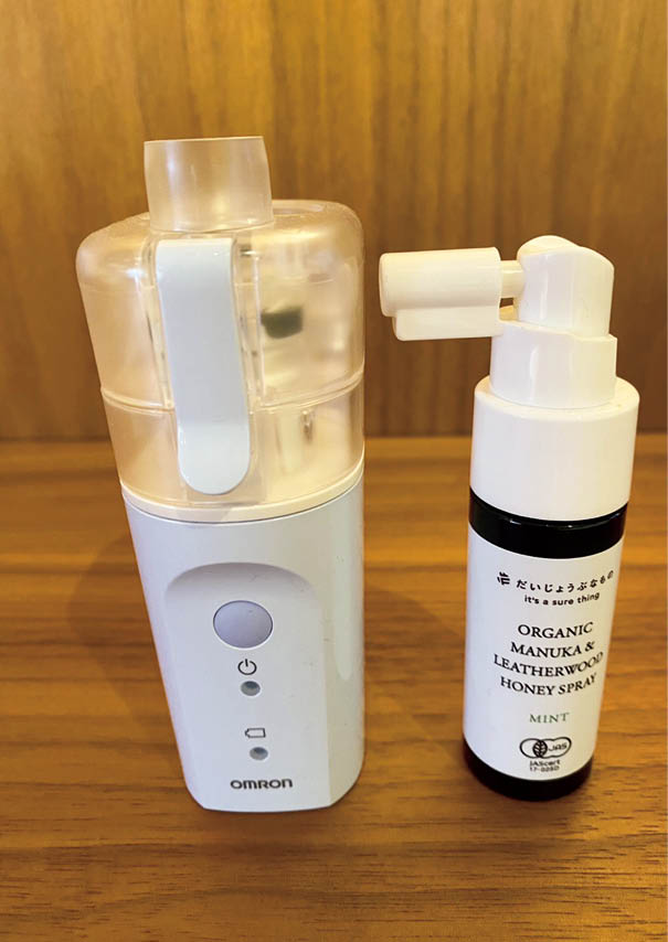 左:超音波式 ネブライザ(オムロン) 右:だいじょうぶなもの オーガニック マヌカ&レザーウッドハニースプレー(Takaku ra) 「宝塚出身の俳優さんと共演した時に教えてもらい、以来手放せません!」