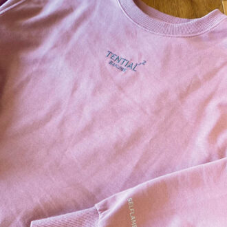 「誕生日に友だちからいただいたのですが、やっぱりとてもいいですね。肌に触れる感触が気持ちよくて、着心地が抜群。最近はこのBAKUNEのスウェットを着て寝ています」