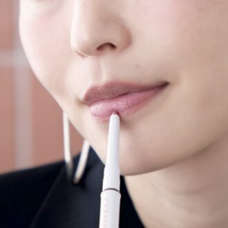 POINT3．リップライナーの陰影で立体的に