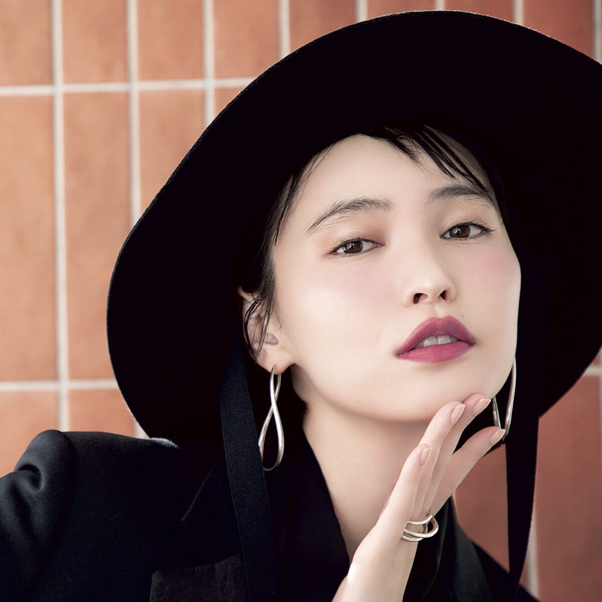 【冬メイク】40代の「リップ＆チーク」は、血色とぬくもりを仕込んで顔色を操れ！【中野明海さん提案】