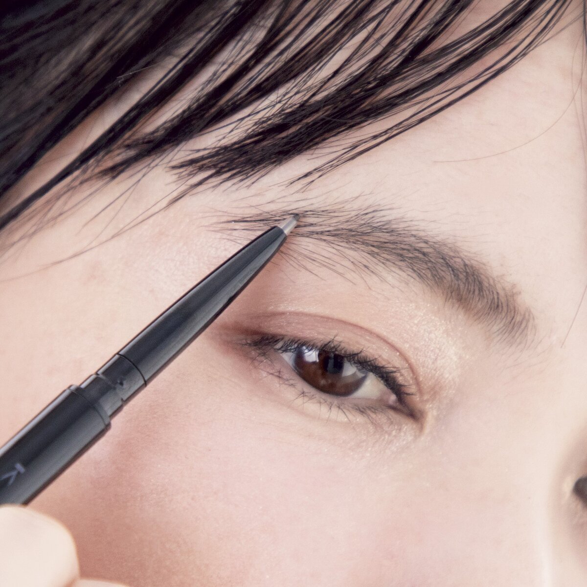 POINT1．【アイブロウ】眉毛は足りない部分だけを足す