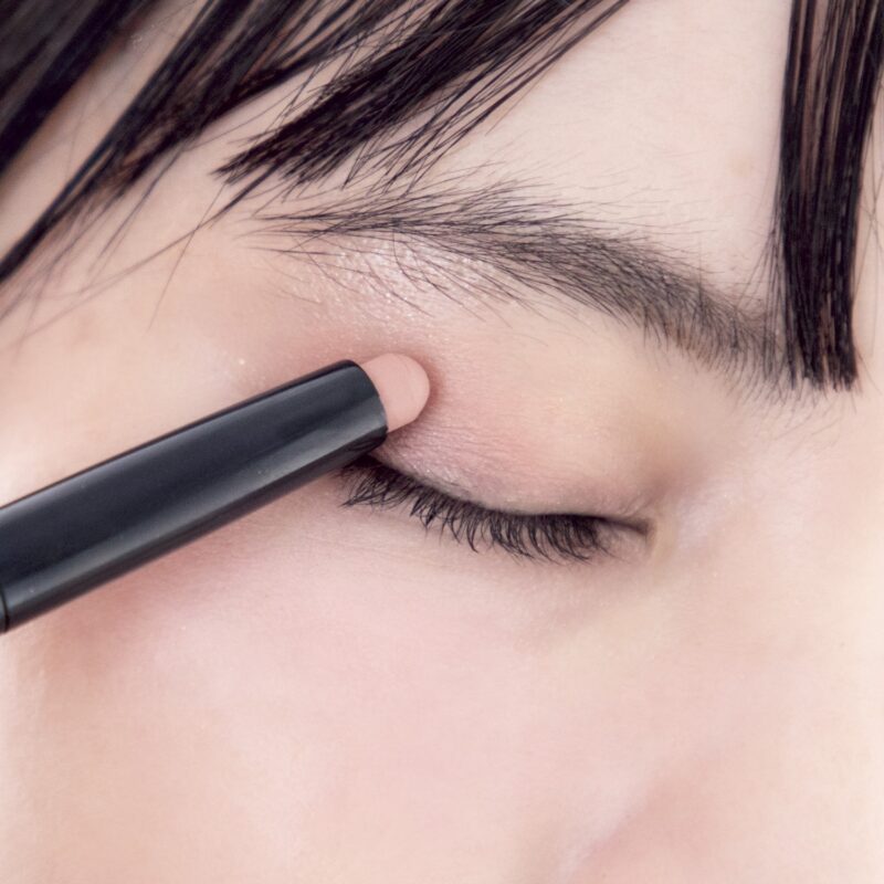 POINT3.【アイシャドウ】ぬくもりカラーをふんわり仕込む