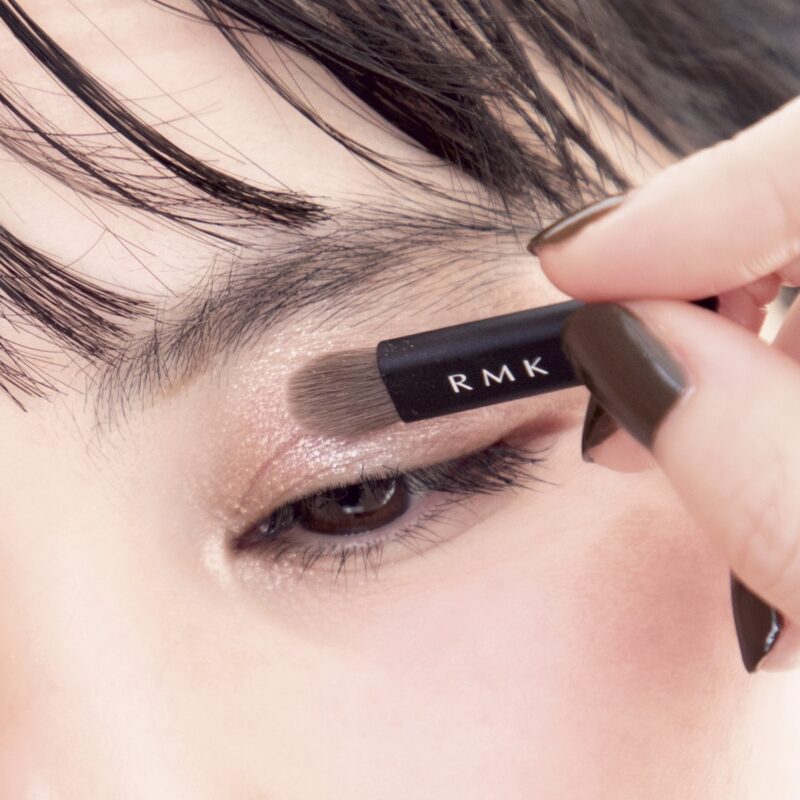 POINT4．【アイシャドウ】大人のキラキラは目頭だけに