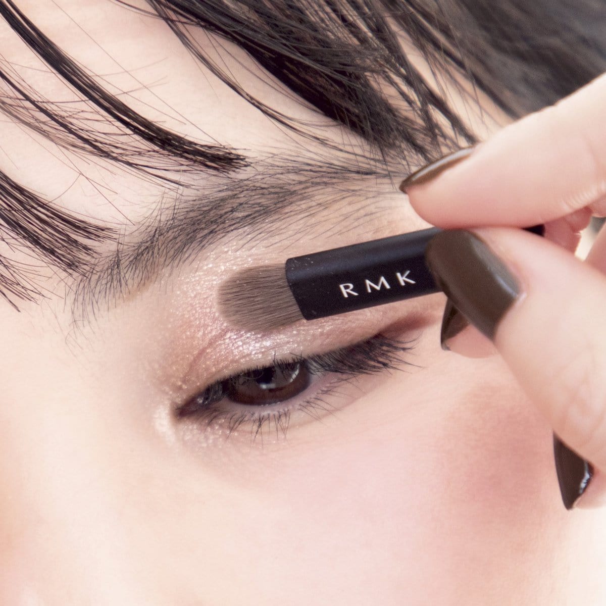 POINT4．【アイシャドウ】大人のキラキラは目頭だけに