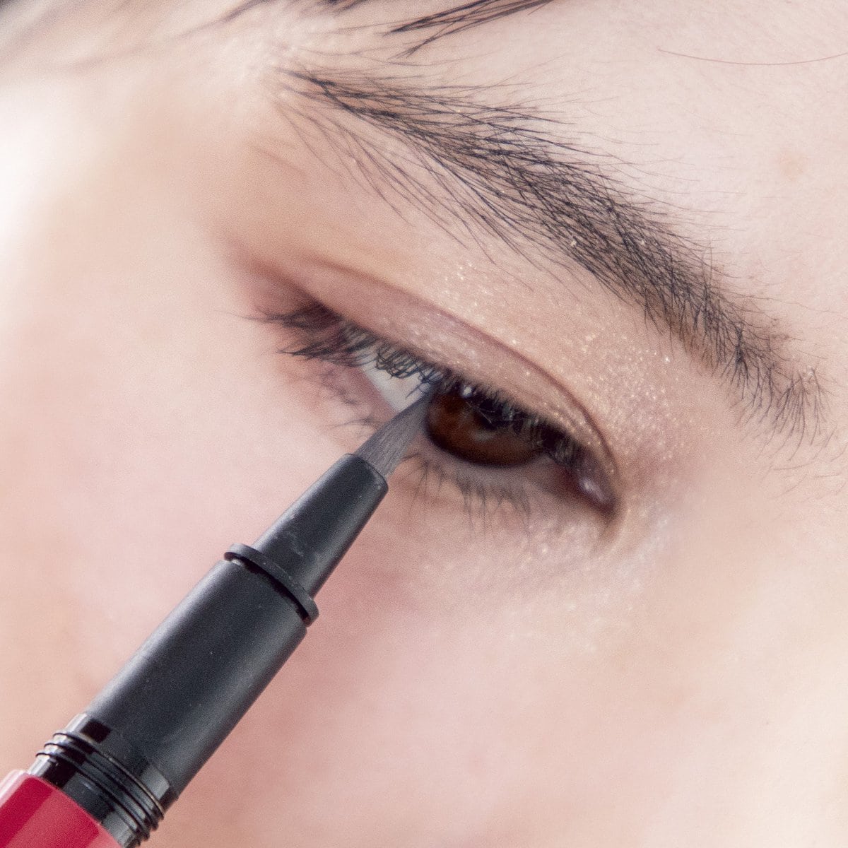 POINT5．【アイライン】影と見間違う細いアイライン