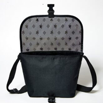 フラップの背面にはオリジナルのモノグラムプリントが！