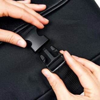 フロントの留め具はワンタッチ！