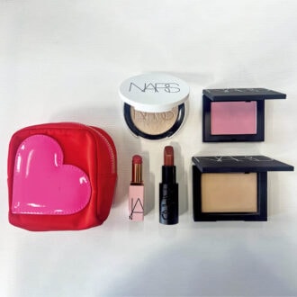 【ポーチの中身】40代はベストなリップとフェイスパウダーがあればよし！NARS PRマネージャー 木村桂子さんの中身を公開！