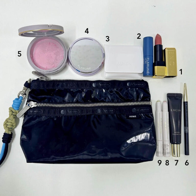 1.「エクシア」のベージュリップはTPOを選ばない。　2.「フラルネ」、唇の保湿はこれ一択。　3.固形クリームをスポンジでオン。　4.「フラルネ」の固形クリームで保湿。　5.チーク代わりに使える「アルビオン スタジオ」のルースパウダー。　6.眉は絶対、消えさせない。7.シワ特化コンシーラーで目もとに潤い。　8.9.部分用ファンデは赤み消しとくすみ払いの2本持ち。