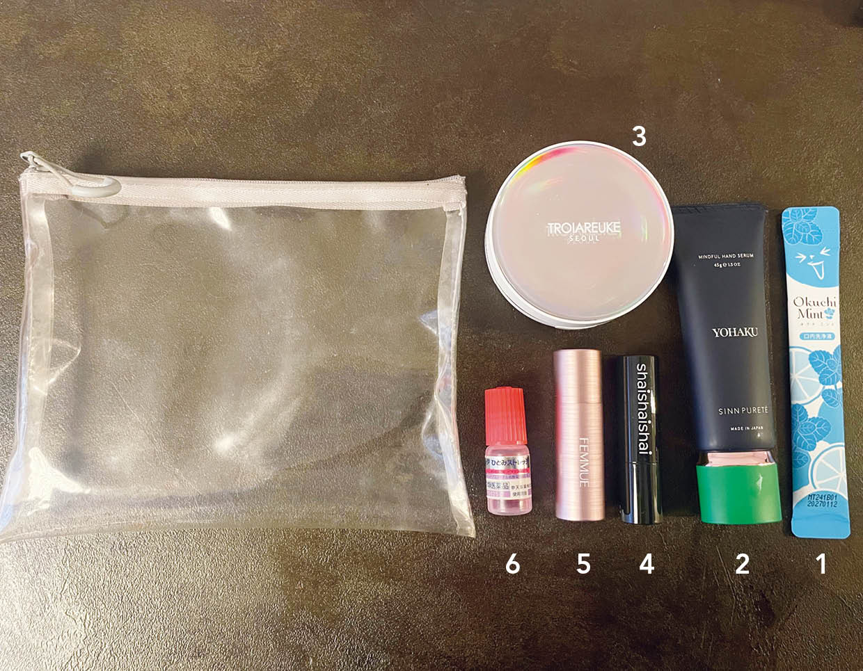 1.歯みがきできない時の強い味方「オクチミント」。2.「シンピュルテ」のハンドクリームは香りもいい。3.「トロイアルケ」のクッション。99％美容液、1％BBクリーム処方。4.プランプ効果がある「shaishaishai」のリップバーム。5.「ファミュ」のリップは、高い保湿力となめらかな塗り心地。6.「ソフトサンティア」は防腐剤無添加で、目にやさしい処方。