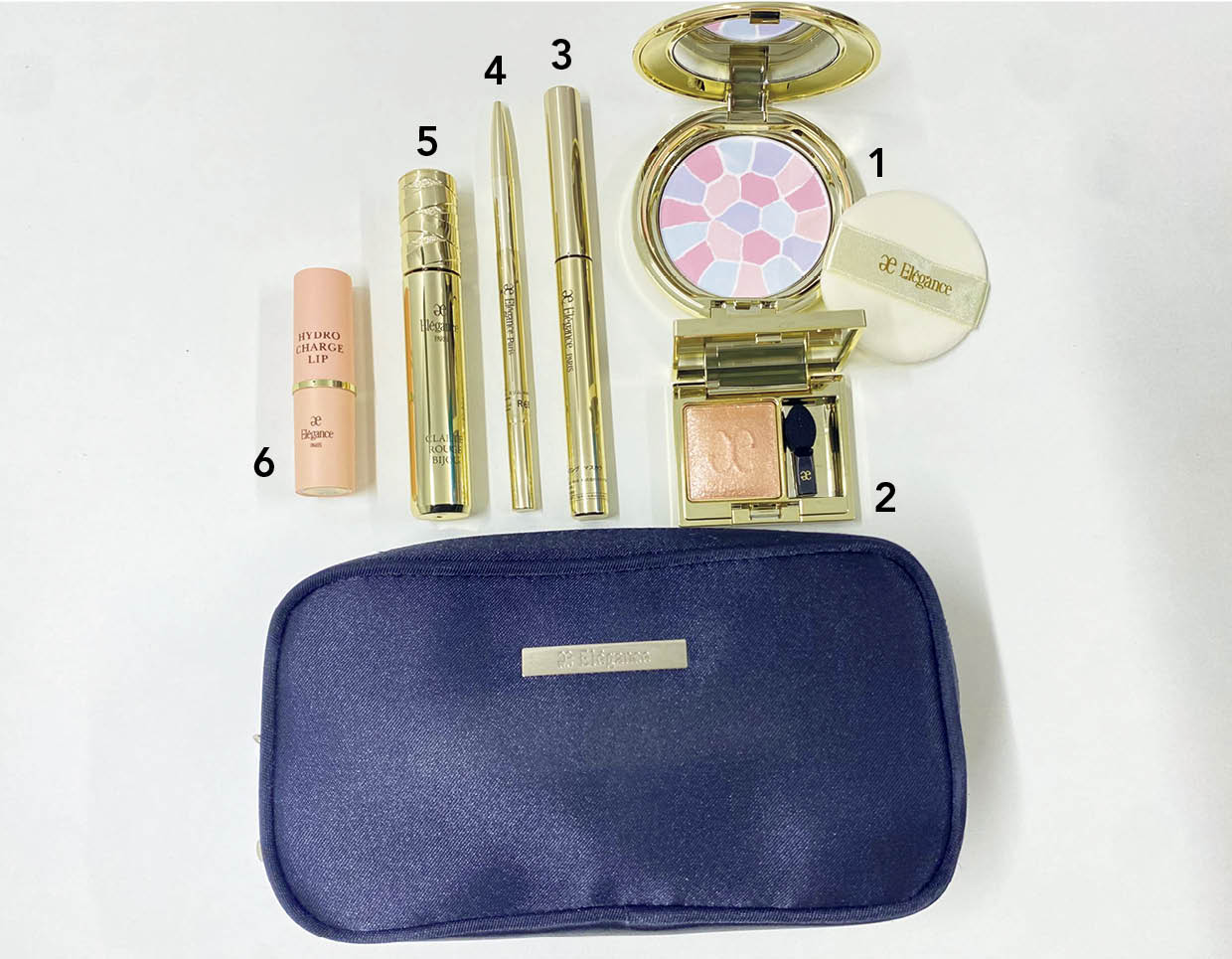 1.超ロングセラーのフェイスパウダー。ひと塗りで透明感と明るさが復活。2.ベージュゴールドのラメで目もとにきらめき。3.印象付けたい打ち合わせの時に必須のマスカラ。4.どんなシーンでも“きちんと見える眉”をつくってくれる。5.華やかな表情のピンクベージュリップ。6.スティック状の唇美容液。