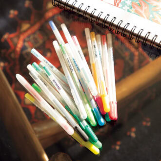 懐かしのキラキラペンやボールサインなども。